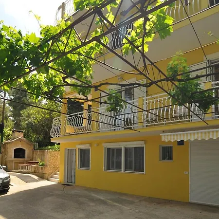 Апартаменты Spacious Modern With Big Patio And Sea View Слатине