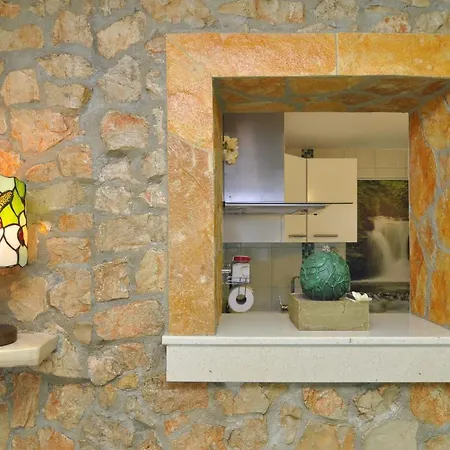 Spacious Modern With Big Patio And Sea View Слатине