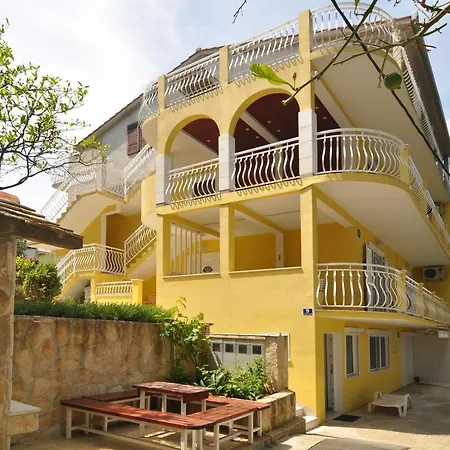 Апартаменты Spacious Modern With Big Patio And Sea View Слатине