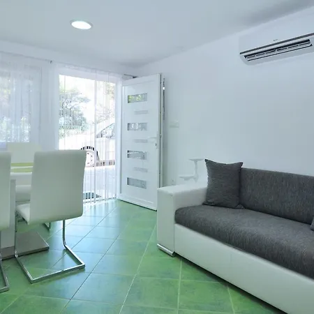 Апартаменты Spacious Modern With Big Patio And Sea View *