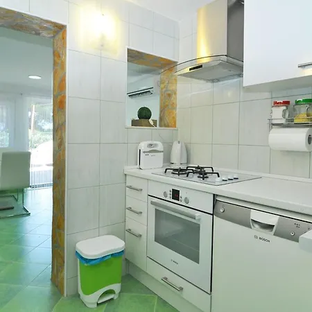 Spacious Modern With Big Patio And Sea View Слатине