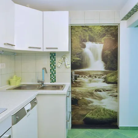 Апартаменты Spacious Modern With Big Patio And Sea View Слатине